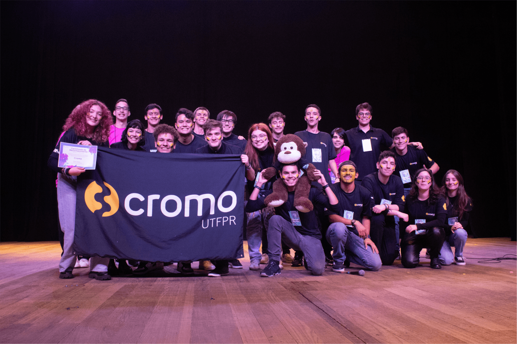 Equipe da Cromo Consultoria segurando a bandeira da empresa